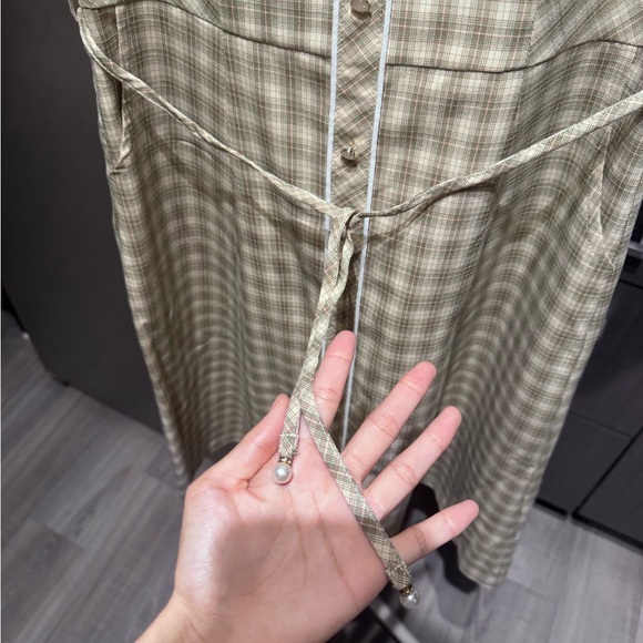 Chic Beige Checkered Midi Dress with White Collar - Picture 4 of 6